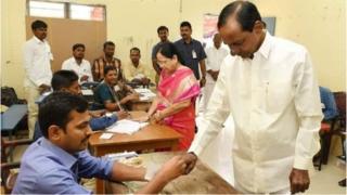 ఓటేస్తున్న కేసీఆర్