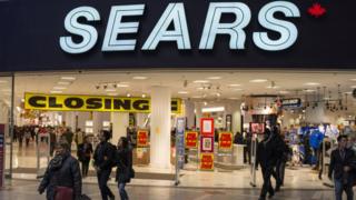 Tienda con logo Sears.