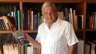 AMLO muestra uno de sus libros