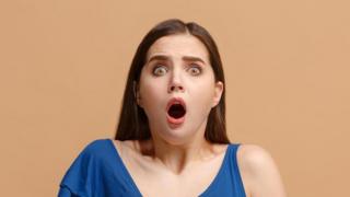Mujer con expresión de susto.
