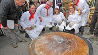 Y pedwar o'r Bala wnaeth goginio cacen gri fwya'r byd, ar Ddydd Gŵyl Dewi, 2014