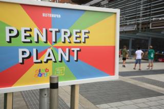Hwyl ar y Maes yn y Pentref Plant