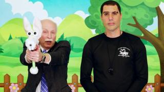 Philip van Cleave y Sacha Baron Cohen en el segmento de activismo proarmas de su nuevo programa de sátira "Who is America?"