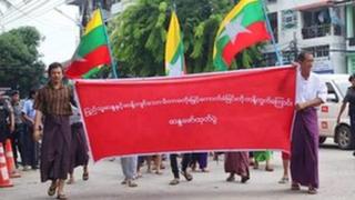 ကြံ့ခိုင်ရေးပါတီဝင်တွေ တချို့လည်း ဆန္ဒပြပွဲ တွေမှာ ပါဝင်ကြပါတယ်။