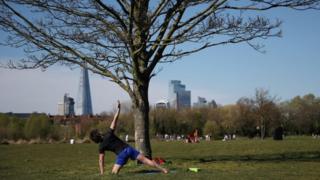 Мужчина тренируется в парке Берджесс на юге Лондона в воскресенье