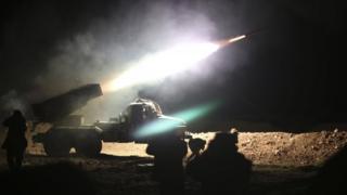 Солдаты сирийского правительства запускают ракету по позициям боевиков ИГИЛ в провинции Ракка. Фото: 17 февраля 2017 г.