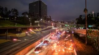 Feuerwerkskörper wurden auf den Freeway 110 North in Los Angeles geworfen, als Demonstranten versuchten, Straßen zu blockieren