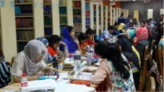 শিক্ষার্থীরা পড়ছেন
