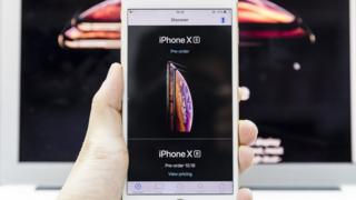 Un hombre mostrando el nuevo iPhone Xs en Hong Kong.