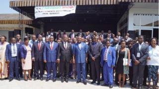 Prezida Nkurunziza akikujwe na bamwe mu baje baserukira abarundi baba mu bindi bihugu