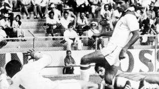 Kassou Allal, le premier portier marocain à la coupe du monde 1970 au Mexique, ici contre le Pérou (illustration).