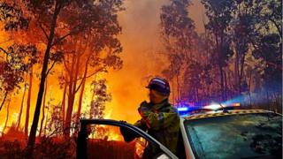 Bomberos luchando contra las llamas en las montañas de la ciudad de Perth.