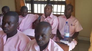 Bwana Ndayizera (ufite icupa ry'amazi) ashinjwa ko yari akuriye uwo mugambi w'iterabwoba