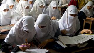 একটি মহিলা মাদ্রাসার ক্লাসে শিক্ষার্থী।