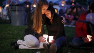 アンプクア・コミュニティー・カレッジで起きた銃乱射事件の犠牲者の追悼のため人々が集まった