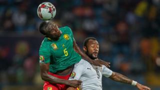 Le Ghanéen Jordan Ayew (en maillot blanc) et le Camerounais Michael Ngadeu Ngadjui, lors du match Cameroun-Ghana