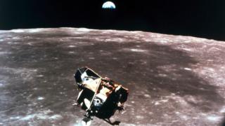 Apollo 11 ay modülü Ay'a yaklaşırken