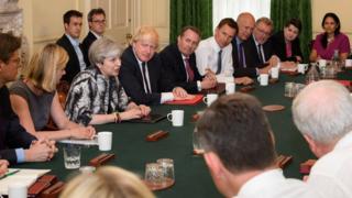 Theresa May'in ilk kabine toplantısı