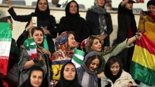نساء إيرانيات في ستاد "آزادي" بطهران