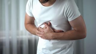 Hombre con dolor de estómago.
