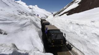 जोजिला पासमा भारतीय सेनाका गाडी