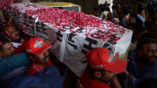 Родственники и добровольцы несут гроб осужденного активиста Саулата Али Хана, также известного как Саулат Мирза, после его казни в Карачи, Пакистан, 12 мая 2015 года