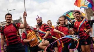 Y tîm yn ymuno yng ngŵyl Pride