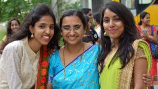 Tanusree Chaudhuri (no centro) com duas de suas colegas de pesquisa em trabalho remoto