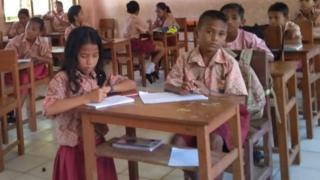 Murid SD di Desa Soleh, Seram sering tak ada guru di sekolah mereka, cerita Delianti Umasugi, seorang guru honorer.