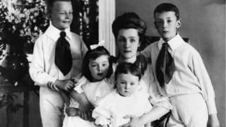 Елена Ивановна Рукавишникова-Набокова с детьми: Владимиром, Ольгой, Еленой и Сергеем. Санкт Петербург