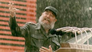 Fidel Castro bajo lluvia da un discurso