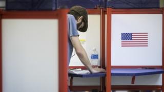 Eleitor americano lê informações sobre como votar em Cincinatti, EUA