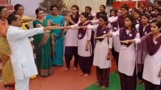 ప్రమాణం చేసిన అమ్మాయిలు