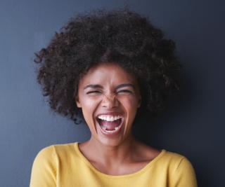 Mujer de raza negra riéndose.