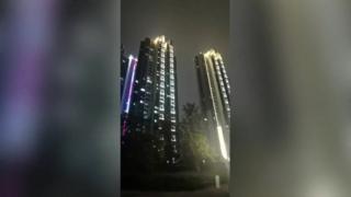 Penduduk Wuhan terdengar berteriak menyemangati dairi mereka sendiri.