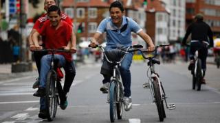 Jóvenes en bicicleta