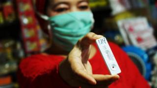 مزاعم زائفة تتنتشر على وسائل التواصل الاجتماعي حول اختبارات الكشف عن الإصابة بفيروس كورونا وأجهزة فص درجة الحرارة