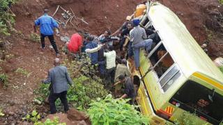 Watu wakijaribu kunusuru baadhi ya watoto waliohusika katika ajali ya basi nchini Tanzania