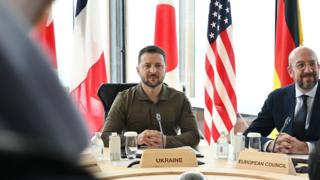Ukraine's President Volodymyr Zelensky (C) and European Council President Charles Michel (R) attending a meeting at the G7 Hiroshima Summit