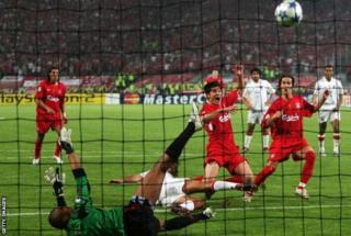 Xabi Alonso lokacin da ya ci kwallo a gasar Zakarun Turai ta 2005