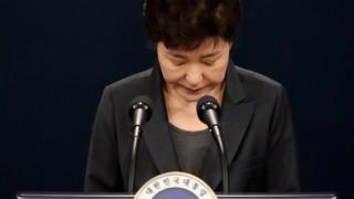 Президент Южной Кореи Пак Кын Хе кланяется в извинении, выступая с обращением к нации в президентском офисе Чон Ва Дэ в Сеуле, Южная Корея, 4 ноября 2016 года,