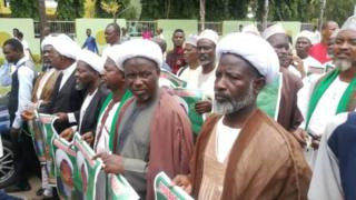 Aworan ọmọ ẹgbẹ́ Shiite ti'n fẹ̀hónú han.