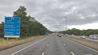 Rhwng cyffordd 26 a 27
