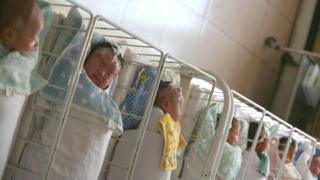 Bebês chineses em um berçário