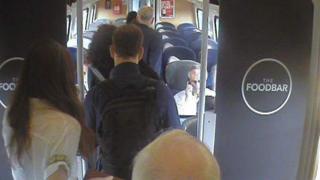 Virgin Trains опубликовал кадры камеры наблюдения, где видно, что Джереми Корбин проходит мимо свободных мест
