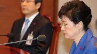 Президент Южной Кореи Пак Кын Хе во время заседания кабинета министров в Сеуле, Южная Корея, 09 декабря 2016 года