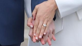 Dua berlian pada cincin pertunangan Meghan Markle berasal dari perhiasan Lady Diana.