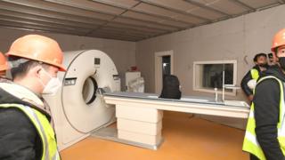 Aparelho de tomografia é instalado dentro do hospital