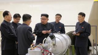 Le président Nord-Coréen inspectant la bombe à hydrogène testé par son pays