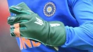 সামরিক প্রতীক আঁকা সেই গ্লাভস।
